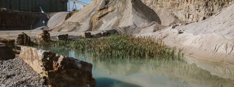 Minskande antal täkter och ökande behov av bergmaterial gör försörjningen mer sårbar. SBMI betonar vikten av långsiktig planering för att säkerställa att material finns nära byggprojekten. Pressbild: SBMI