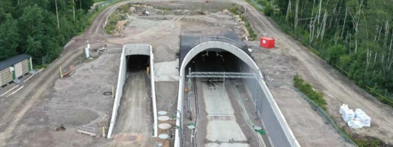 I Breared är nu både service- och spårtunneln samt tråget färdigställt. Järnvägsspåren har framgångsrikt lagts ner i området. Foto: Implenia Sverige AB.