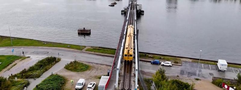Limfjordsbron i Danmark. Borrningen sker från södra sidan av fjorden och förs vidare under fjordbotten mot norr, mellan de gamla brofundamenten och den nuvarande bron. I det cirka 450 meter långa borrhålet förs ett rör in i ett stycke, varefter elkablarna dras genom röret och kopplas till kontaktledningssystemet. Foto: Banedanmark