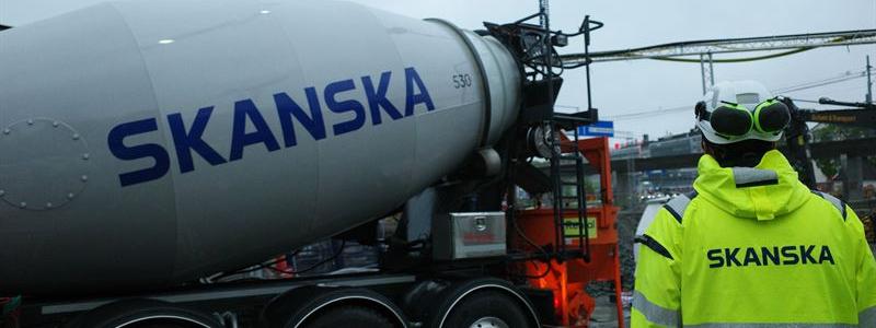 Skanska har genomfört en platsgjutning med anläggningsbetong baserad på cement producerat med CCS-teknik. Pressbild: Skanska