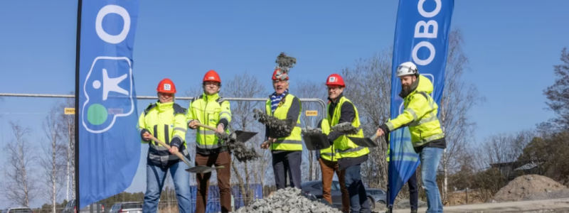 Representanter för OBOS, Reidar Svedahl (L), kommunalråd, och Joakim Lindblblom, exploateringsingenjör. Foto: Sofia Andersson