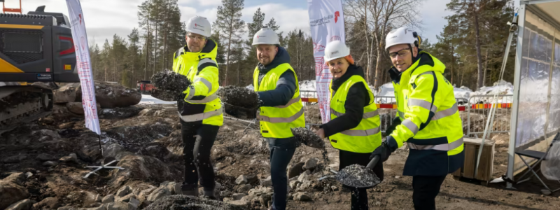 Fr v: Lars Lundgren, Riksbyggen, Hans Lindberg, kommunstyrelsens ordförande, Ann-Marie Zackrisson, köpare och Örjan Kallin, Skanska. Foto: Fredrik Larsson