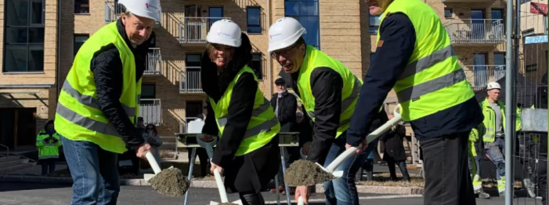 Fr v Ove Sandblom, köpare, Karin Ekström, Riksbyggen, Martin Linsten, Riksbyggen och Ingemar Samuelsson, kommunstyrelsens ordförande. Foto_ Riksbyggen