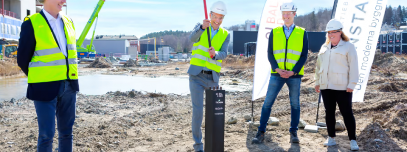 Erik Selin, VD på Balder, Jacob Torell, VD på Next Step, Staffan Waldenström, VD på Tornstaden och Carina Kloek Malmsten, Näringslivschef på Mölndal Stad i en första symbolisk pålning. Foto: Tornstaden