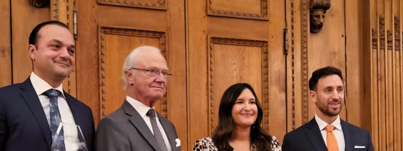 H.M. Kung Carl XVI Gustaf tillsammans med vinnarna vid prisutdelningen för Årets Nybyggare 2020. Foto: Wallenstam