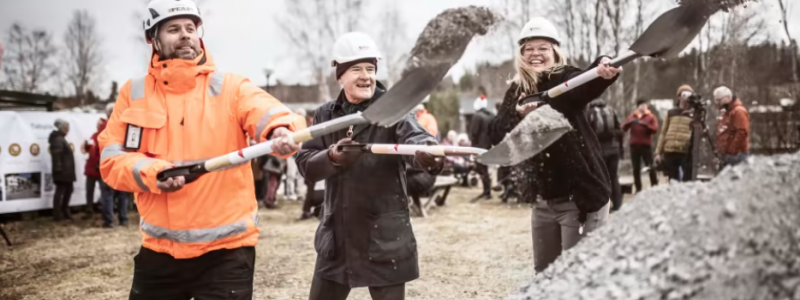 Fr v Kristian Hjalmarsson, entreprenadingenjör Peab, Mårten Lilja, vice vd Riksbyggen och Therese Kärngard, kommunalråd Bergs kommun. Foto: Sandra Pettersson
