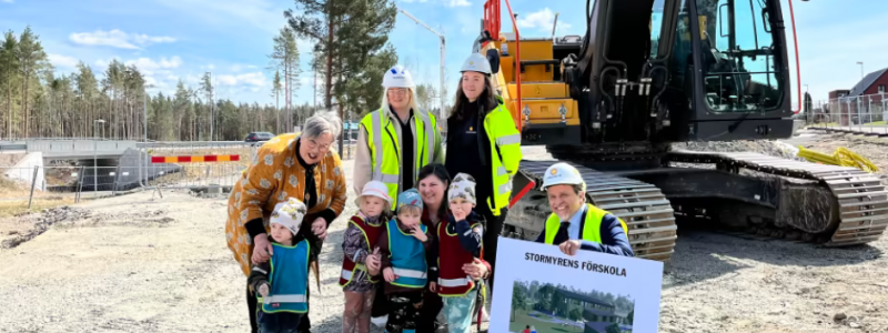 Stormyrens förskola ska stå klar i juni 2023. Med på dagens skopotag var Niklas Wikström (L), rektor Kristina Wictorin med barn och personal från Stockfallets förskola, Anna Sahlin från Skanska och kommunens projektledare Julia Alsterbo. Foto: Karlstads kommun