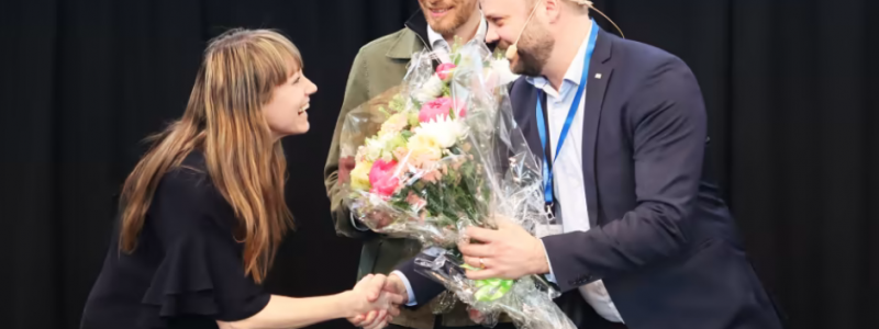 Pernilla Remröd från Ahrbom och Partner Arkitekter och Sebastian Westin från Westins Fönsterteknik AB tar emot Glaspriset för renoveringen av Kulturhuset i Stockholm. Foto: Tobias Svensén