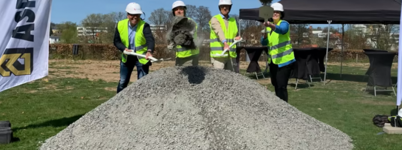 Fr v Martin Linsten, marknadsområdeschef, Per Isaksson, projektchef, Ulf Ahlén, löpare och Katarina Jonsson, kommunstyrelsens ordförande. Foto: Riksbyggen