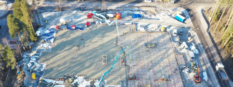 Thomas Betong, som ingår i Thomas Concrete Group, levererat totalt 1170 kubikmeter klimatförbättrad betong Thomagrön Plus till Northvolts nya kontorshus. Foto: Thomas Concrete Group