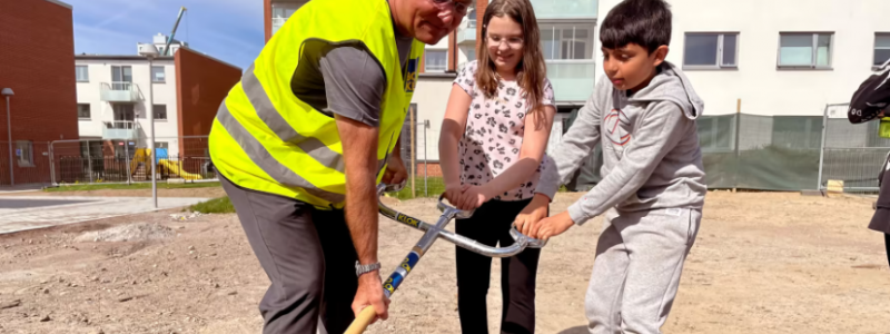 Jonas, VD BoKlok, Maria och Ali hjälptes åt med första spadtaget för BoKlok Astrakan. Foto: BoKlok