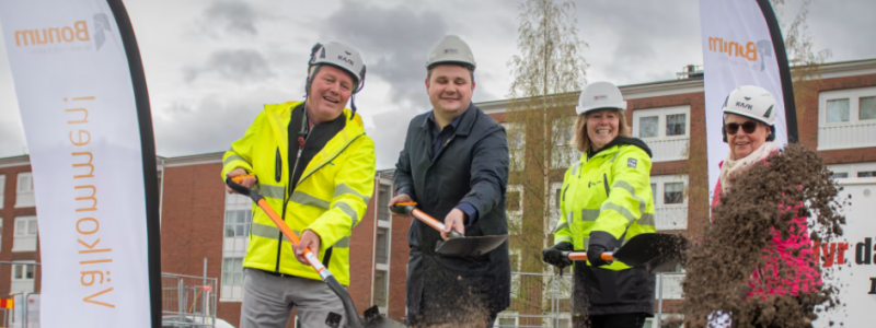 Första spadtaget för Riksbyggens seniorbostäder i Sundsvall, i Bonum Brf Grönbodal. Fr v. Fredrik Andersson, koncernchef på Contractor, Niklas Säwén, v. ordf. i kommunstyrelsen, Johanna Frelin, vd Riksbyggen och Christina Normelli, blivande boende. Foto: Riksbyggen