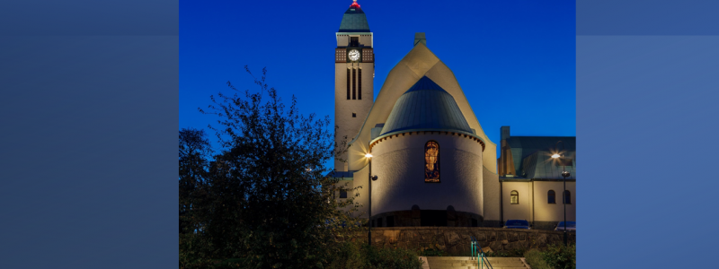 Sundbybergs kyrka är finalist i kategorin exteriör i Svenska Ljuspriset. Foto: Erik Hagström