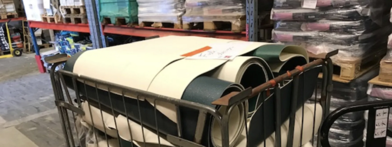 Projektmärkt installationsspill från M2 Ytskikt på väg till återvinning.