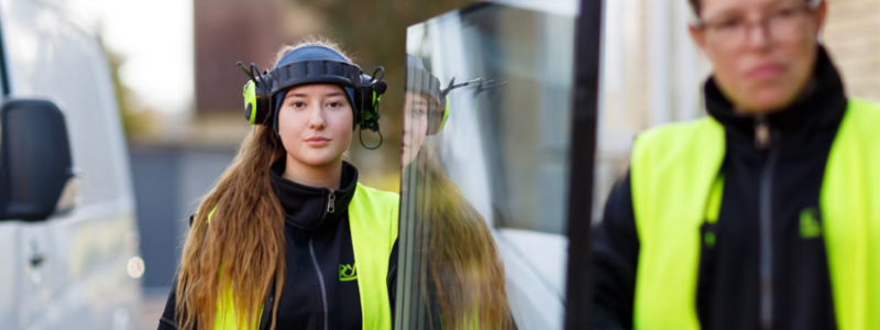 Natalie Näppi och Sara Hübert, Glasmästare på Ryds Glas i Katrineholm. Foto: Ryds glas