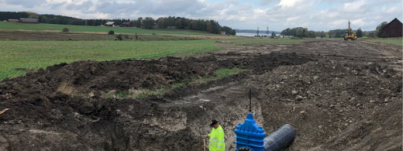 Ibeco ställer ut på Vatten2023. Företaget erbjuder bland annat produkter för självfall och  tryckvatten, för under och ovan mark. På bilden läggs en  råvattenledning vid Nyköping. FOTO: IBECO
