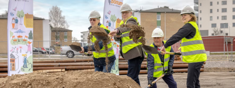 Från vänster: Marcus Wiklund från byggentreprenören Byggmästarna, kommunstyrelsens ordförande för Trosa Daniel Portnoff, blivande boende Rolf Sundberg, Riksbyggens vd Johanna Frelin. Fotograf Patrik Ekenblom.