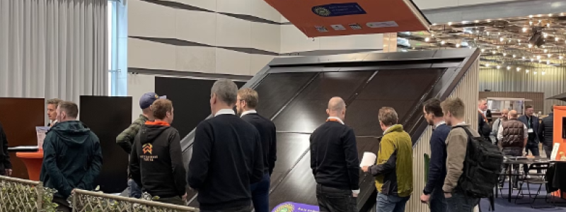 På Nordbygg hängde det prefabricerade solcellstaket Smart Solar Roof i Raymonds monter.