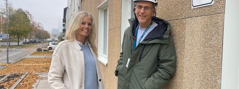 Malin Taalomi, miljöstrateg och Björn Larsen, projektchef vid den återbrukade fasaden till de nya lägenheterna på Stålhandskegatan. Foto: Bostads AB Poseidon