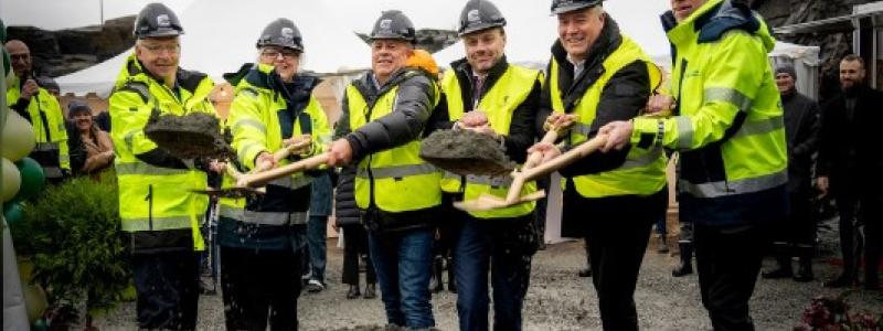 Representanter från Castellum, Göteborgs Hamn och OneMed tar det första spadtaget för OneMeds byggnad på Halvorsäng strax norr om Göteborgs Hamn. Bild: Göteborgs Hamn.