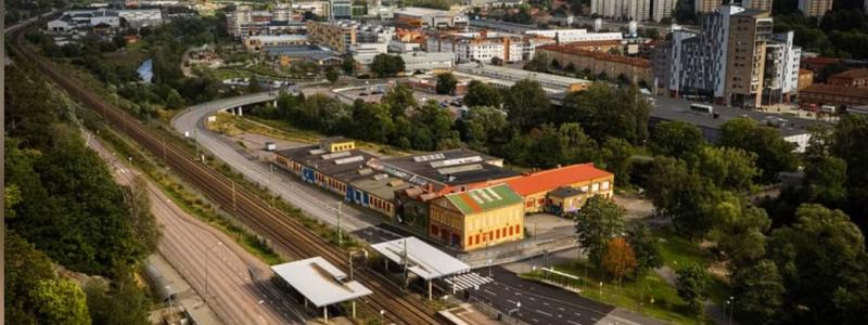 Drönarfoto som visar kvarteret Kniven mellan Partille tågstation och Säveån i Partille centrum.