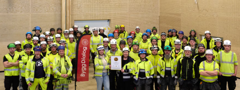 Det stolta teamet som byggde Åkeredsskolan och som fick branschens kvalitetsutmärkelse ”PQi – Utmärkt Projektkvalitet” 2024. Pressbild: Binosight