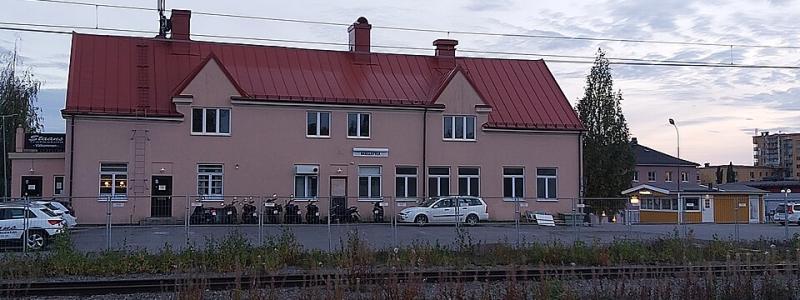 Skellefteå station sedd från Norrböle 2022. Foto: Per Westerlund/Wikimedia Commons / https://commons.wikimedia.org/wiki/File:Skellefte%C3%A5_station_20220921_184207.jpg