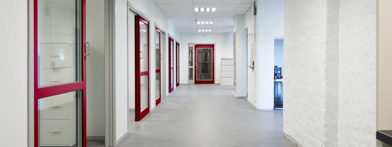 Skjutglaspartier är en elegant dörrlösning som passar bra i kontorsmiljöer.