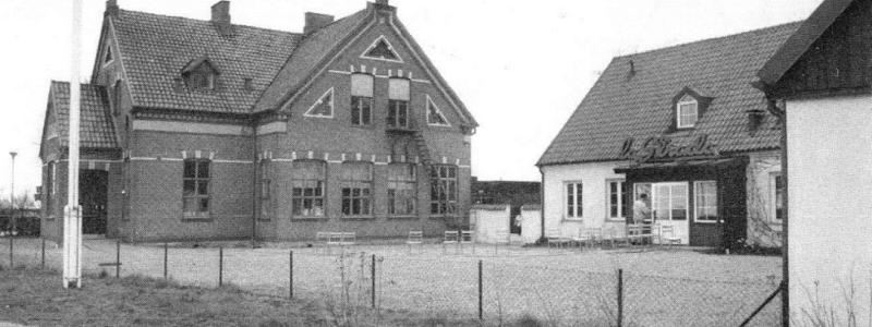 Den gamla skolbyggnaden som brann ner 2015. Foto från 1950-tal