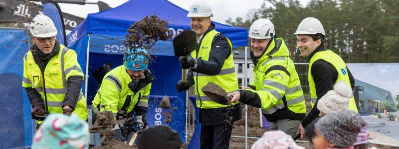 Joakim Henriksson, vd OBOS Sverige (mitten), tillsammans med representanter från Uppsala kommun och HMB. Foto: OBOS