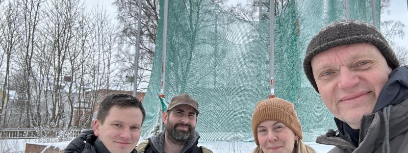 Några i projektteamet på plats där den nya hallen ska byggas. Från vänster: Andreas Wallin, konstruktör, Allan Jensen, landskapsarkitekt, Carolina Granholm, arkitekt och Dan Johansson, arkitekt. Foto: Norconsult