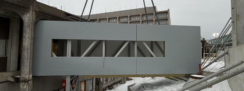 Element lyfts på plats. Foto: Smidmek