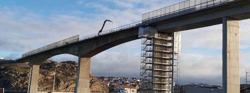 Räcket på Smögenbron tas ner. Foto: Stefan P S J