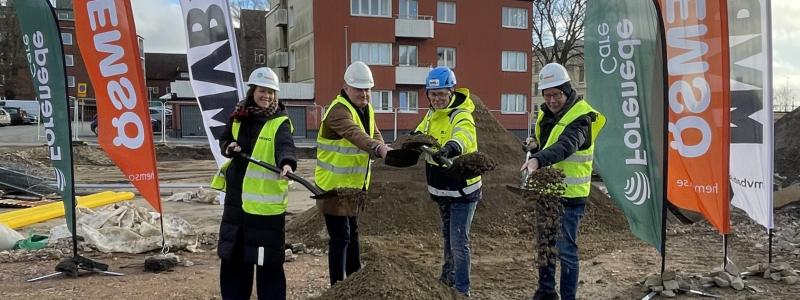 Anna Marand, projektutvecklingschef Hemsö, Peter Nilsson, fastighets- och etableringschef Forenede Care, William Hallin arbetschef MVB Syd och Venzel Rosquist (M) ordförande socialnämnden Trelleborg. Pressbild: MVB