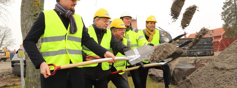 Från vänster: Jonas Eliasson, arbetschef på Dynaco, Bertil Dahl (V), Niklas Hellström (C), Toni Sjö, projektledare, Lasse Johansson (S). Foto: Kalmar Kommun