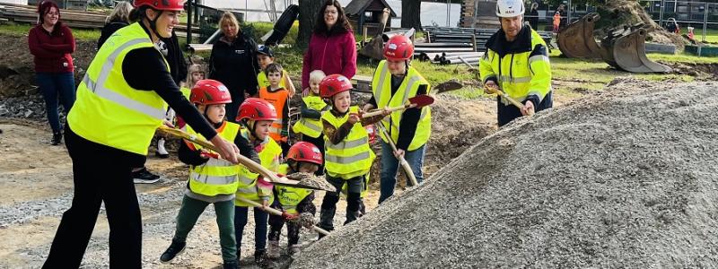 Första spadtaget togs av Torbjörn Wennberg från Sh bygg, Maija Tammela Arvidsson från Uppsala kommun och Svante Jernberg från Sveafastigheter Bostad. Foto: Rebecka Ell.