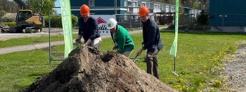 Första spadtag för för kommande bostäder på Höjden i Lerum. Pressbild: Förbo