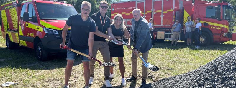 Det första spadtaget togs av Jonas Lundh, projektchef på ByggDialog, Fredrik Elf, vd för Kfast, Marie Svensson (S), kommunstyrelsens ordförande, och Bengt Brock (M), förste vice ordförande i Räddningstjänst- och tillståndsnämnden. Pressbild: ByggDialog