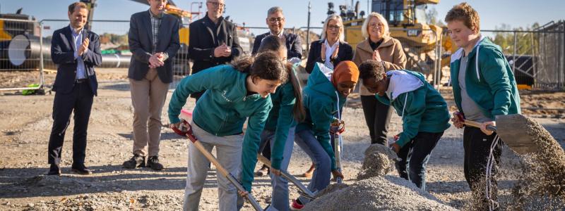 Förutom det sedvanliga spadtaget avslöjades reningsverkets nya namn. Foto: Byggdialog