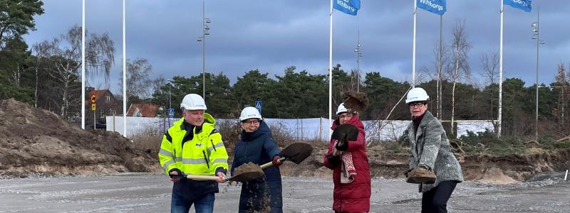 Spadtag från vänster Thomas Ellkvist, vd MVB Syd, Ulrika Hallengren, vd för Wihlborgs, Helena Wennerström, tf näringslivsdirektör Helsingborg Stad och Anna Holberg, vd för Springhill Textile. Foto: MVB