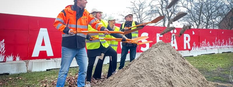 Claes Fogelberg MTA, Johanna Frelin, vd på Riksbyggen och Paula Nilsson, KSO i Ystad samt Bengt Gerdsland, köpare. Pressbild: Riksbyggen