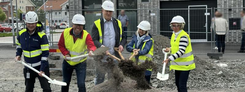 Från vänster: Magnus Insulan vd för T-Byggen, Martin Linsten, Marknadsområdeschef Riksbyggen, Anders Holmensköld kommunalråd (M) i Kungälvs kommun, Gun-Marie Daun , 2:e vice ordförande i kommunstyrelsen KD) Eva Wallmander, en av köparna till en lägenhet i Brf Humlen. Pressbild: Riksbyggen