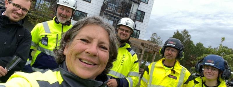 Från vänster: Arkitekt Ola Klåvus PE Teknik och arkitektur, Ulrika Nyström, affärsområdeschef på Riksbyggen Bostad tillsammans med entreprenörerna Brixly AB (Staffan Call och Tobias Wickström) Alméns Sprängtjänst (Fredrik Almén och Wilma Almén)