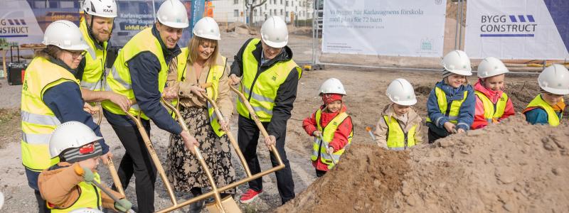 Barn från förskolan Bergabiten tog tillsammans med Uppsala kommun, Skolfastigheter och entreprenören ByggConstruct första spadtaget i bygget av Karlavagnens förskola som kommer stå klar sommaren 2026 (foto: Lilla Produktionsbolaget).
