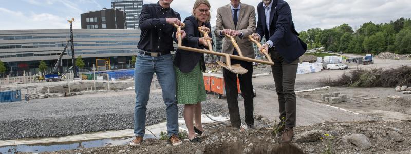 SKB satte spaden i marken för 152 kooperativa hyresrätter i Kista. Från vänster fastighetsutvecklingschef Johan Jarding, vd Ingrid Gyllfors, ordföranden i Rinkeby-Kista stadsdelsnämnd Ole-Jörgen Persson och Johan Edlund, vd i TL Bygg. Foto: baraBild