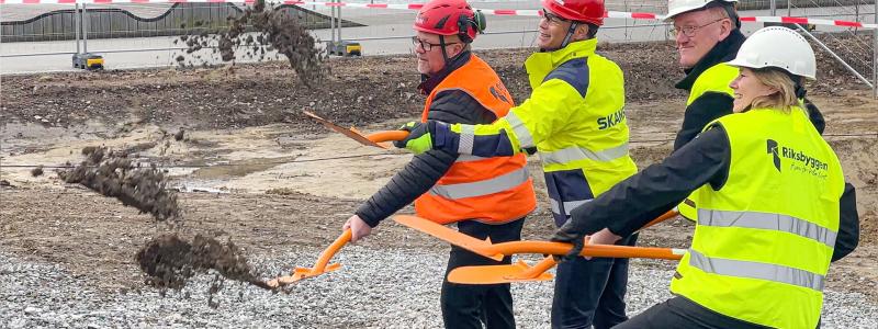 Thomas Westman, ordförande byggande styrelse, Fredrik Andersson, regionchef Skanska , Björn Abelson, Byggnadsnämndens ordförande och Johanna Frelin, vd på Riksbygge. Pressbild: Riksbyggen