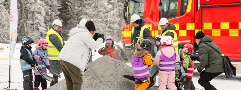 Barn från förskolorna Bergatrollet och Tomtebogård tog det symboliska spadtaget tillsammans med talarna. Pressbild: Umeå kommun