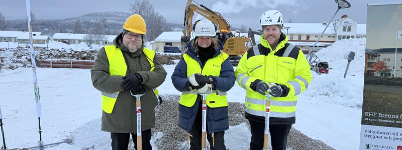 Spadtag i för det nya särskilda boendet i Överkalix. Från vänster: Niclas Hökfors, kommunstyrelsens ordförande i Överkalix kommun, Johanna Frelin, vd på Riksbyggen och Per Utterström på entreprenören Nåiden Bygg. Pressbild: Riksbyggen