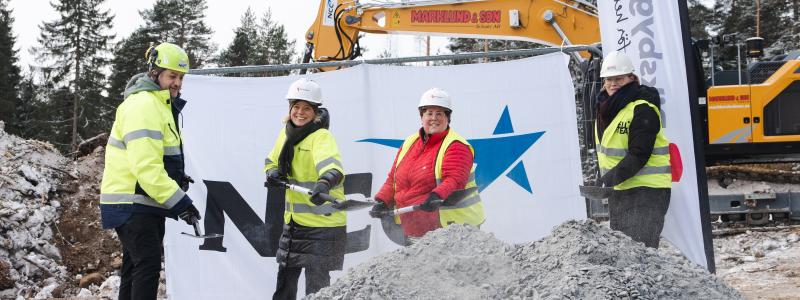 Från vänster - Peder Dahlberg - projektchef på NCC, Lina Öien - chef hållbar utveckling på Riksbyggen, Emma Lidström blivande boende, Evelina Fahlesson - kommunalråd, Skellefteå kommun Foto:  Jonas Westling