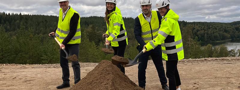 Första spadtaget, Slättmalm. 

Stefan Gustavsson, vd på Blooc, Jenny Bergendorff, vd HSB Bostad, Yusuf Aydin (KD), ordförande samhällsbyggnadsnämnden Botkyrka kommun, Carola Lavén, vd Ikano Bostad. Pressbild: HSB Stockholm